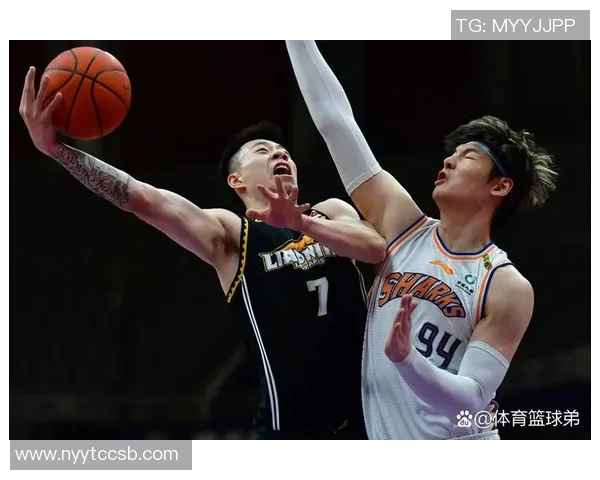 华夏队与松江队热身赛精彩对决展现球队新阵容与战术调整